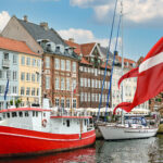 Boligpriser. Foto er fra Nuhavn i København med indsat Dannebrog